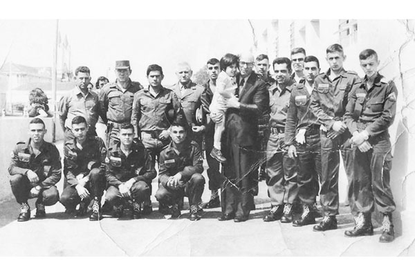 Recebi já há dias, esta colaboração do leitor Adriano Henrique Oliveira. A foto, que deve ser entre 1976 e 1977, mostra o prefeito Hélio Palermo quando ia transferir o comando para seu sucessor, Maurício Ribeiro, na sede do TG local. Agachados, da esquerd